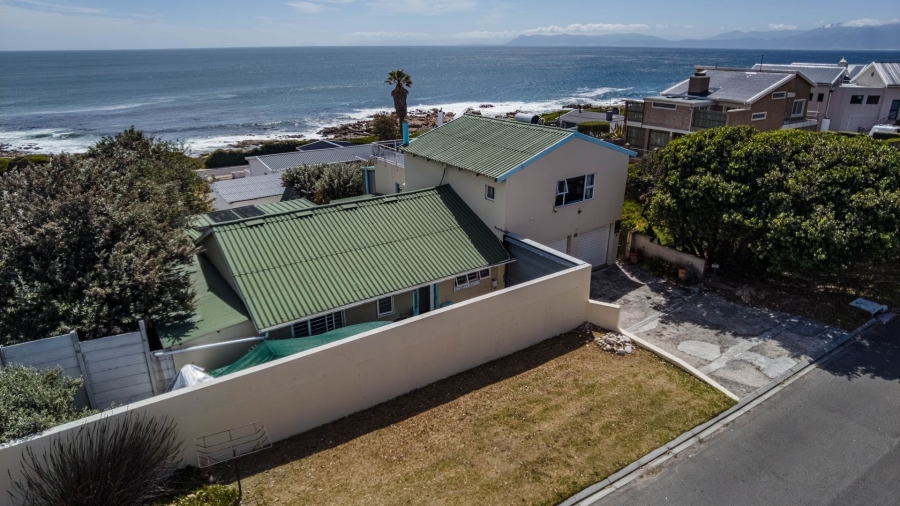 4 Bedroom Property for Sale in Perlemoenbaai Western Cape